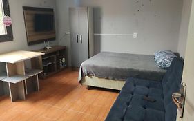 Kitnet geminada próximo da praia